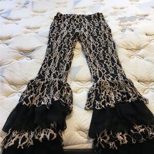 A Reve Size Small Elegant Black and Cream Flare Pants